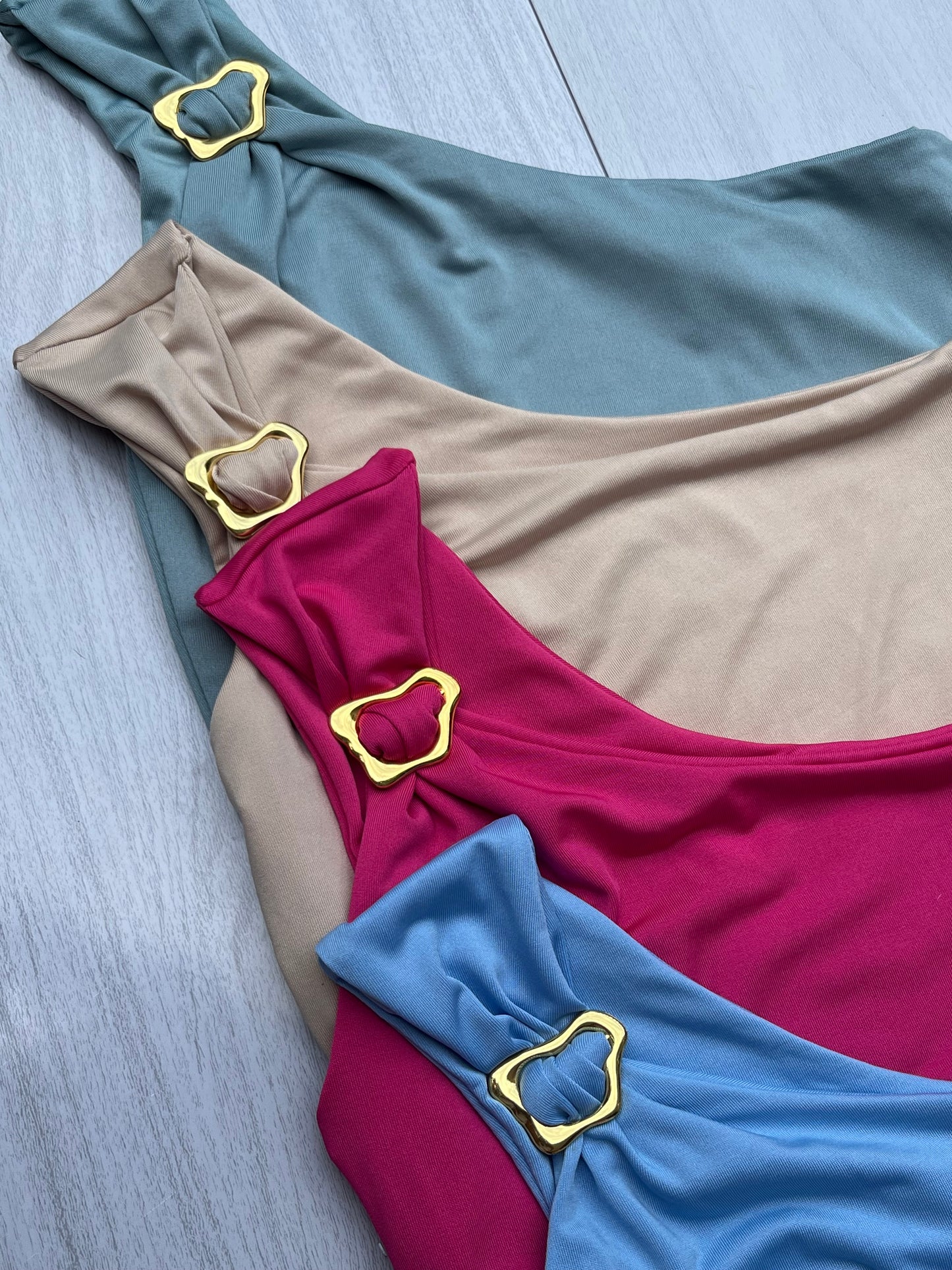Blusa asimétrica con hebilla
